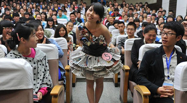 廢舊物品變“時裝”